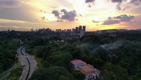 Drohnenaufnahmen-Der-Innenstadt-Von-Kuala-Lumpur-Bei-Sonnenuntergang