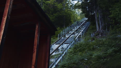 Ascensor-Funicular-Plataforma-Ferroviaria-Y-Cabina-De-Madera-En