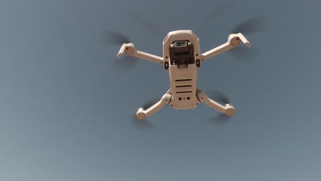 Eine-Kleine-Drohne,-Die-über-Dem-Schwebt-Und-Sich-Dreht
