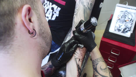 Beautiful-zoom-in-shot-of-a-professional-tattoo