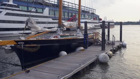 New-Yorker-Segelboot-Angedockt-Am-Chelsea-Pier