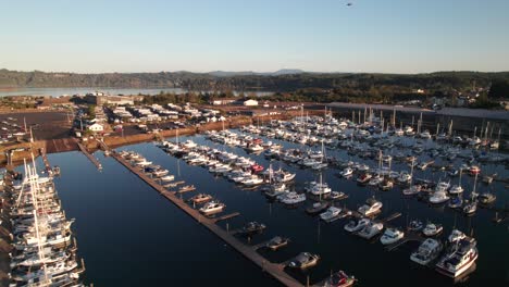 Docks-Bei-Sonnenuntergang-Am-Meer-Drohne-In-Yaquina-Geschossen