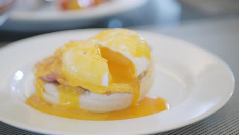 Toast-with-poached-egg-and-ham-close-up