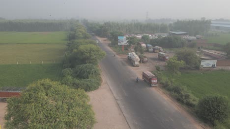 Vehículos-Que-Van-Por-La-Carretera-Disparos-De-Drones-Punjab