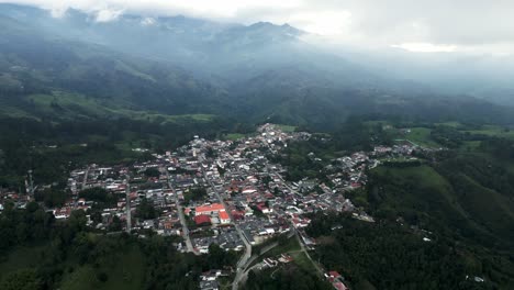 Explorando-La-Ciudad-De-Salento-En-Quindio-Colombia-Antena-Arriba