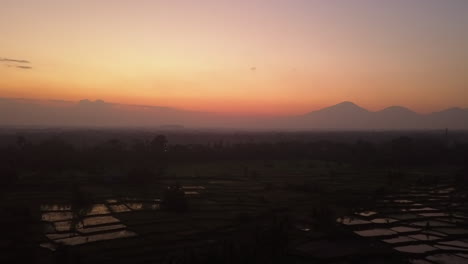Der-Goldene-Sonnenuntergang-Aus-Der-Luft-Wird-Von-überfluteten-Reisfeldern-Reflektiert
