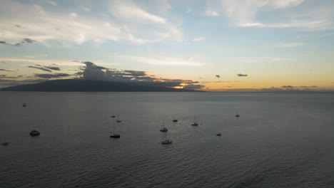 Barcos-Flotando-Sobre-El-Puerto-De-Lahaina-En-Maui