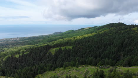 Antena-Con-Espectacular-Vista-De-La-Naturaleza-Verde-De-Las-Azores
