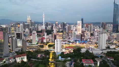 Drohnenaufnahmen-Der-Innenstadt-Von-Kuala-Lumpur-Bei-Sonnenuntergang