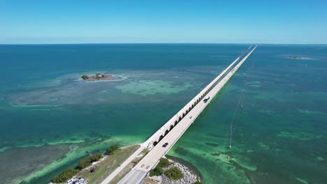 Florida-Keys-bridge-and-islands-with-cars-moving