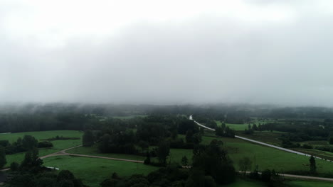 Panoramablick-Auf-Eine-Landstraße-Und-Viel-Grün