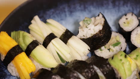 Plato-De-Deliciosos-Rollos-De-Sushi-Y-Nigiri-Sushi