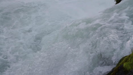 Island-Wasserfall,-Der-Bei-Tageslicht-Fließt