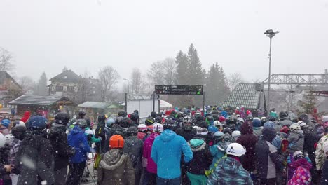 Große-Menge-Von-Skifahrern,-Die-Während-Der-Winterschulferien,-Riesengebirge,-Polen,-Am-Bergsessellift-Szrenica-Im-Szklarska-Poreba-Resort-Anstehen