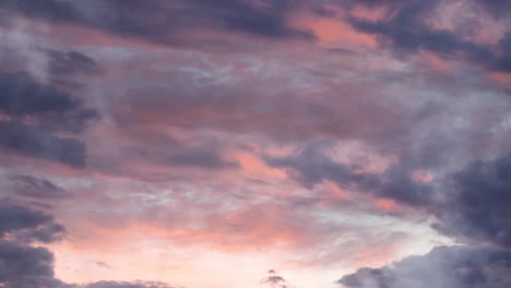 Wolkenatmosphäre-Bei-Sonnenuntergang-Oder-Sonnenaufgang-Am-Blauen-Himmel