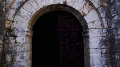 Puerta-Arqueada-Del-Castillo-Medieval-Con-Hermosos-Muros-De-Piedra,-Entrando-En-El-Interior-De-La-Fortaleza