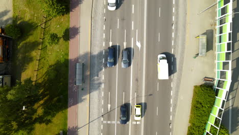 Luftbild-Von-Oben-Nach-Unten-Auf-Die-Vorstadtstraße-Mit-Autos,-Die-Den-Transport-Fahren