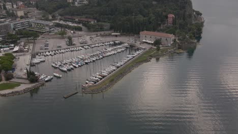 Puerto-Del-Lago-Garda-En-La-Ciudad-De-Riva-Del-Garda,-Trentino-Italia