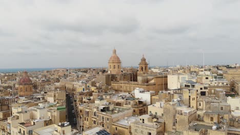 Cúpulas-De-La-Basílica-De-Senglea,-En-Las-Tres-Ciudades-Fortificadas-De-Malta---Toma-Aérea-En-órbita-Lenta