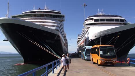 Zwei-Kreuzfahrtschiffe-Der-Holland-America-Line,-Westerdam-Und-Zaandam,-Die-Am-Pier-In-Puntarenas,-Costa-Rica,-Angedockt-Sind,-Und-Reisebusse-Warten-Auf-Die-Gäste-Für-Ihre-Touren