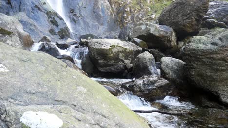 Rocky-Wasserfall-River-Creek-Fließt-über-Schroffe-Felsbrocken-Im-Saisonalen-Herbstwald-Dolly-Links