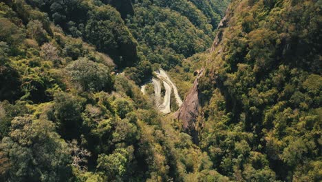Schöne-Tropische-Regenwald-Bergstraße-Tio-Down-Aerial-Establishing-Shot,-Serra-Do-Corvo-Branco,-Grao-Para,-Santa-Catarina,-Brasilien