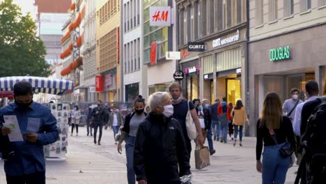 Menschen-Mit-Masken-In-Der-Münchner-Fußgängerzone