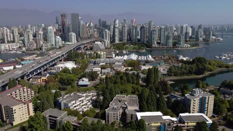 Panorama-Flug-Aus-Der-Luft-über-Die-Küstenstadt-Vancouver-Häuser-Am-Wasser-Von-False-Creek-Granville-Island-Yaletown-4-Wege-Flussbrücke-In-Die-Innenstadt-An-Einem-Sonnigen-Nachmittag-Mit-Nebligen-Bergen-Am-Horizont-2-4