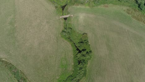 Ein-Britischer-Fluss-Schlängelt-Sich-Durch-Grüne-Felder-Und-Parklandschaften