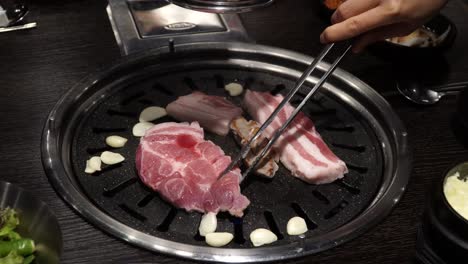 Grillen-Eines-Koreanischen-Schweinebauchs-Mit-Knoblauch-Auf-Einem-Holzkohlegriller---Koreanische-Küche