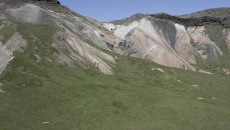 Superficie-Rugosa-De-La-Ladera-De-La-Montaña-Que-Muestra-Varias-Capas-De-Tierra-Por-Erosión,-Antena
