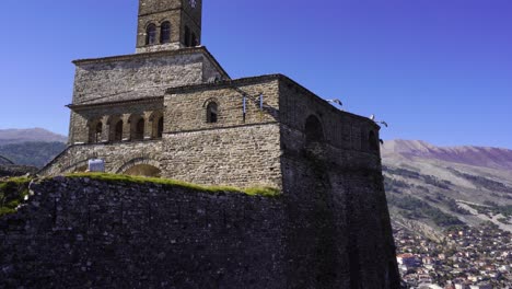 Uhrturm-Der-Steinernen-Stadt-Gjirokastra,-Der-Auf-Hohen-Mauern-Der-Mittelalterlichen-Burg-Steht
