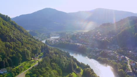 Eine-Fertige-Aufnahme-Der-Stadt-Dravograd-Und-Des-Flusses-Drau-An-Einem-Sonnigen-Tag-In-Slowenien