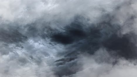 Wolken-Fliegen,-Wolken-Bewegen-Sich-Von-Hellen-Zu-Dunklen-Teilen-Mit-Einem-Sturm-Von-Stürmen-In-Ihnen