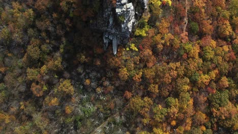 A-bird's-eye-view-of-Big-Schloss,-a-rock-formation-on-Great-North-Mountain,-the-border-between-Virginia-and-West-Virginia,-in-the-autumn