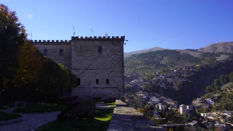 Torre-De-Fortaleza-Con-Paredes-Gruesas-De-Piedra-Y-Fondo-De-Casas-Tradicionales-En-Gjirokaster