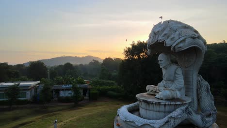 4k-Konkrete-Naga-Buddha-Statue-Am-Morgen