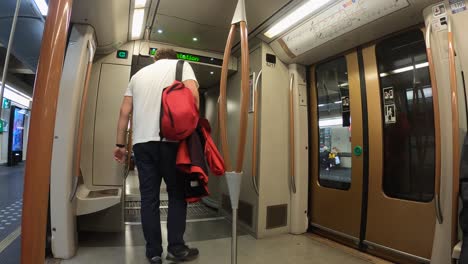 Männliche-U-Bahn-Passagiere-Besteigen-U-Bahn-Wagen-Mit-Gesichtsmaske