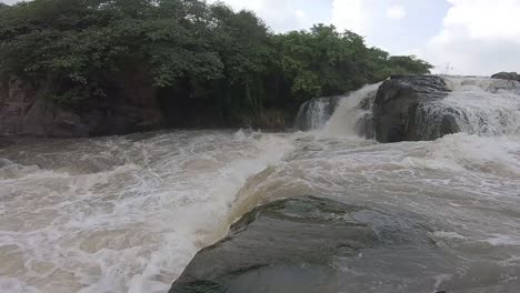 Wasser,-Das-Vom-Wasserfall-Bei-Bhatinda-Fließt-Wasserfälle-In-Dhanbbad,-Jharkhand-In-Indien