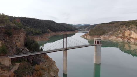 Epischer-Drohnenschuss-über-Wasserkraftreservoir-Francisco-Abellan-Spanien