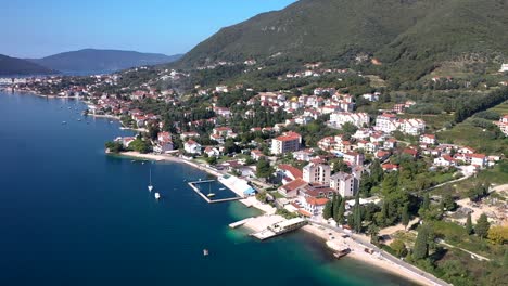 Town-at-Adriatic-sea-coast-with-houses-and-boat-marines