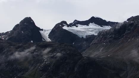 Reste-Von-Gletschern-Auf-Berggipfeln-In-Alaska