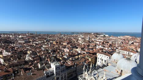 Venecia-Se-Puede-Apreciar-Verdaderamente-Como-La-Maravilla-Que-Es-Cuando-Se-La-Mira-Desde-Lo-Alto,-Rodeada-Por-Una-Laguna-Y-Atravesada-Por-Canales-Como-Muy-Pocas-Ciudades-En-El-Mundo