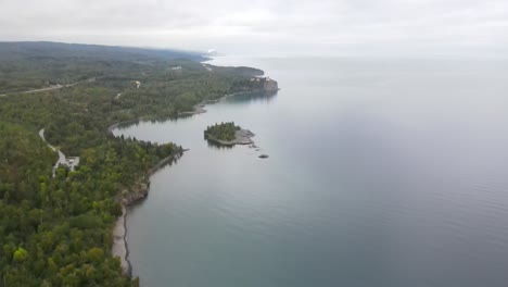 Split-rock-light-house-state-park-in-Northern-Minnesota-by-lake-superior-shoreline-aerial-view
