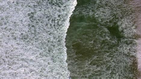 Luftdrohnenansicht-Des-Ozeans-Mit-Brechenden-Wellen-Und-Sandschuss-In-4k-Hoher-Auflösung