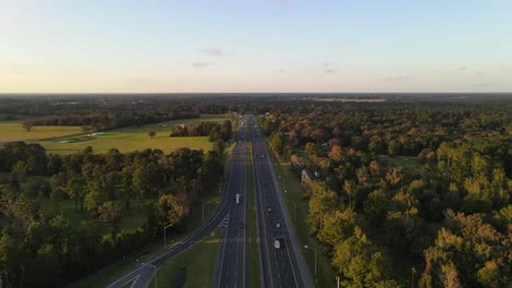 Luftaufnahmen-Der-Autobahn-Interstate-In-Georgia,-Umgeben-Von-Wald-Und-Dreien