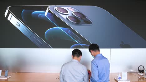 Ein-Kunde-Wird-Von-Einem-Apple-mitarbeiter-Unterstützt,-Da-Die-Amerikanische-Technologiemarke-Ihre-Neuen-Smartphones-Iphone-12-Und-Iphone-12-Pro-In-Hongkong-Auf-Den-Markt-Gebracht-Hat