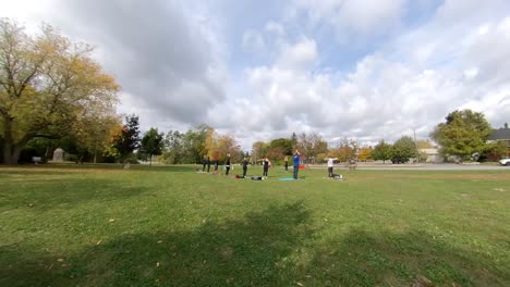 Zeitraffer-Der-Herbstsaison-Von-Menschen,-Die-In-Einem-Park-Yoga-Machen
