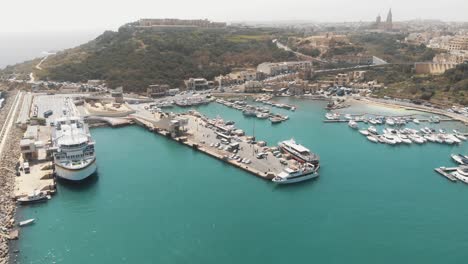 4K-Luftaufnahmen-Von-Drohnen,-Die-Direkt-In-Die-Stadt-Gozo-Auf-Der-Insel-Malta-Im-Mittelmeer-Schwenken