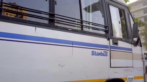 Tata-Star-Bus-Am-Straßenrand-Anzeigen